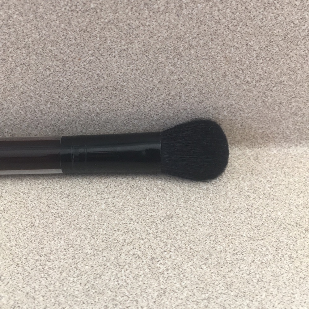 Kevyn Aucoin. ”The Contour Brush” Brand New